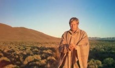 বন্ধুদের সাথে বাজি ধরে পৃথিবীর পথে পথে ২৭ বছর ধরে হাঁটছেন ব্রিটিশ প্যারাসুটার কার্ল!