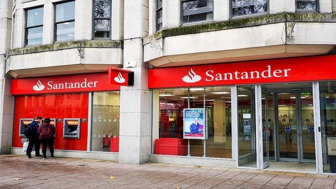 Santander  ব্যাংক যুক্তরাজ্যে  ৪৪টি ব্রাঞ্চ বন্ধ করছে, প্রায় ৩০০ কর্মী ঝুঁকিতে