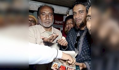 বহিষ্কার মানেই কি বিষণ্নতা? না, ফুলবাড়ীতে হলো মিষ্টিমুখ!