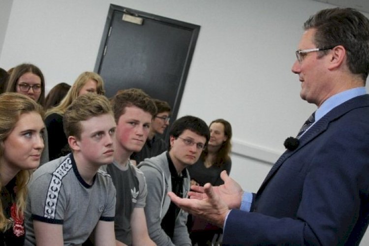 তরুণদের সোশ্যাল মিডিয়া ব্যবহারে মাসের মধ্যেই পদক্ষেপ: ব্রিটিশ প্রধানমন্ত্রী