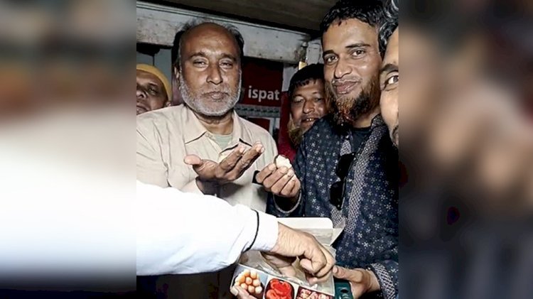 বহিষ্কার মানেই কি বিষণ্নতা? না, ফুলবাড়ীতে হলো মিষ্টিমুখ!