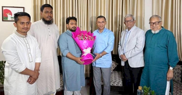 এনসিপি নেতা নাহিদ ইসলামের বাসায় গিয়ে সাক্ষাৎ করলেন বিএনপির চেয়ারম্যান