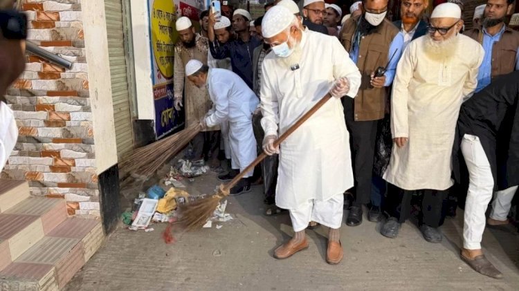 বিরোধীদলীয় নেতা শফিকুর রহমান শপথের পরদিনই হাতে তুলে নিলেন ঝাড়ু !
