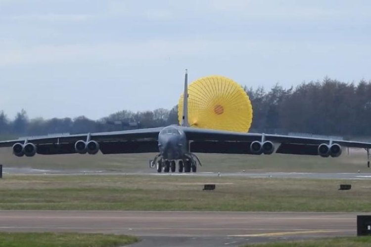 ব্রিটেনে B-1 ও B-2 বোমারু বিমান পৌঁছেছে, ট্রাম্পের ‘দ্রুত ও বড় আঘাতের’  হুঁশিয়ারি