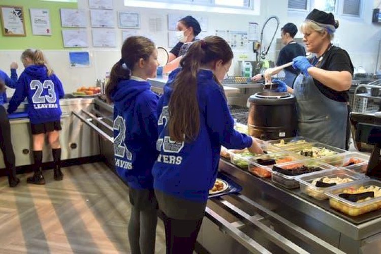 ইংল্যান্ডের স্কুলের মধ্যাহ্নভোজে পিজা ও সসেজ ইত্যাদি খাবারের প্রাধান্য—পুষ্টি হারাচ্ছে ভবিষ্যৎ প্রজন্ম