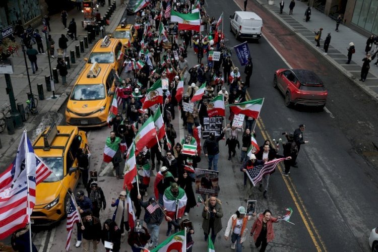 লন্ডনে উগ্র ডানপন্থার বিরুদ্ধে নজিরবিহীন বহুসাংস্কৃতিক বিক্ষোভ, রাস্তায় হাজারো মানুষের ঢল