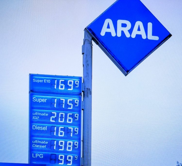 Deutschland: Kraftstoffpreise steigen wegen Iran-Konflikts deutlich (German News)