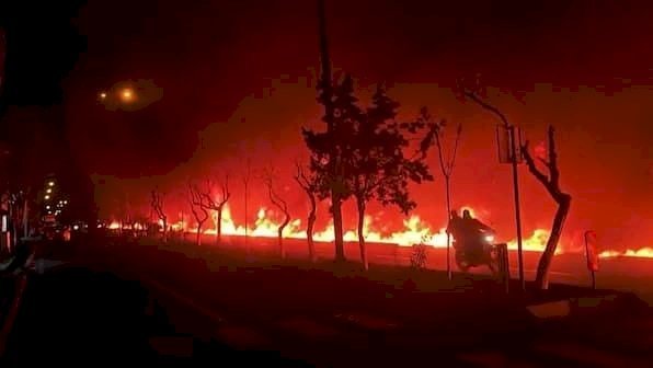 ইসরায়েলি তেল স্থাপনায় হামলার পর এবার উপসাগরীয় অঞ্চলে ইরানের তেল স্থাপনা ধংসের হুমকি