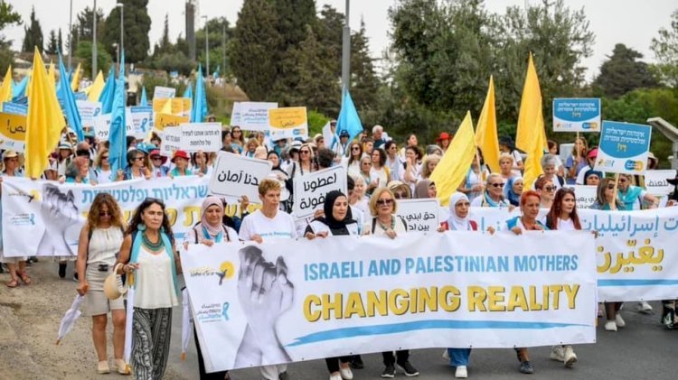 ইসরায়েল-ফিলিস্তিন সংঘাত অবসানের দাবিতে রোমে নারীদের খালি পায়ে মিছিল