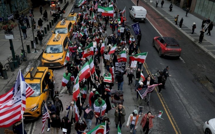 লন্ডনে উগ্র ডানপন্থার বিরুদ্ধে নজিরবিহীন বহুসাংস্কৃতিক বিক্ষোভ, রাস্তায় হাজারো মানুষের ঢল