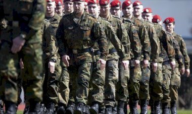 Deutsche Männer müssen für Auslandsreisen die Erlaubnis der Armee einholen