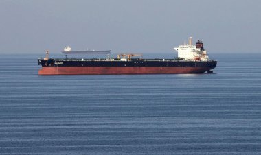 হরমুজ প্রণালি খুললেও শঙ্কা কাটেনি—যুদ্ধবিরতির আভাসে কমছে তেলের দাম