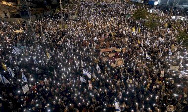 ইসরায়েলে সরকারের বিরুদ্ধে জনরোষ: নেতানিয়াহুর পদত্যাগের দাবিতে তেল আবিবে বিক্ষোভের ঢল