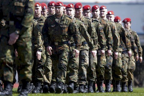 Deutsche Männer müssen für Auslandsreisen die Erlaubnis der Armee einholen