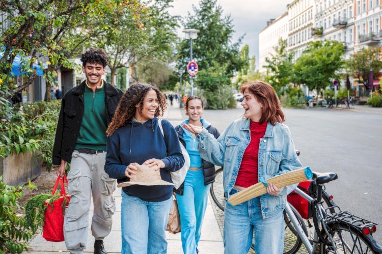 উন্নত জীবনের খোঁজে দেশ ছাড়তে চায় জার্মানির তরুণরা
