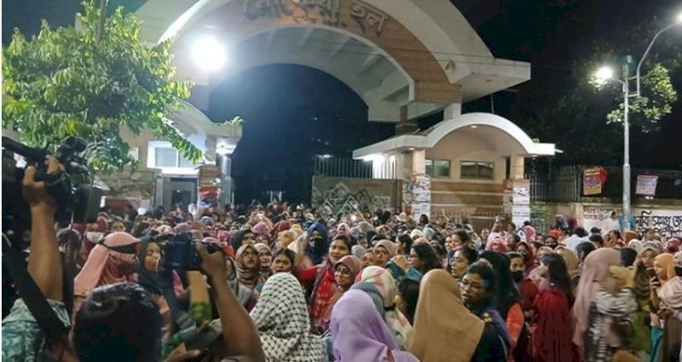 ঢাবিতে প্রধানমন্ত্রীর সফর ঘিরে বিক্ষোভ, শিক্ষামন্ত্রীর পদত্যাগে ২৪ ঘণ্টার আল্টিমেটাম