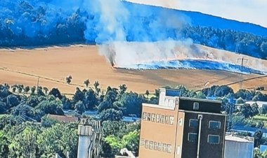Großbrand auf Stoppelfeld in Limmer: 101 Feuerwehrleute bringen Feuer unter Kontrolle
