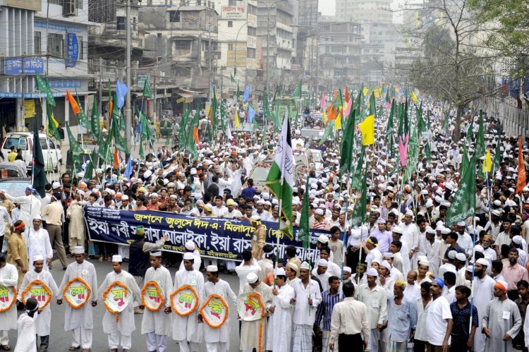 ঈদে মিলাদুন্নবী: নবীজি (সা:) এর প্রতি ভালোবাসা, নাকি শরিয়তে নির্ধারিত উৎসব?