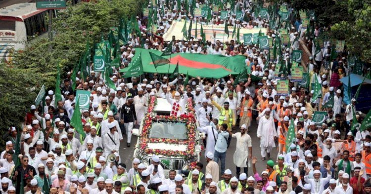 ঈদে মিলাদুন্নবী: নবীজি (সা:) এর প্রতি ভালোবাসা, নাকি শরিয়তে নির্ধারিত উৎসব?