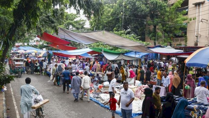 রাজধানীর আইডিয়াল স্কুলের সামনে ফুটপাত দখল, দোকানপ্রতি দিনে ৩০০–৮০০ টাকা চাঁদার অভিযোগ