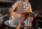 গ্যাস নেই, বিদ্যুৎ নেই—অন্ধকারে বাংলাদেশ: গভীর রাতে রান্না করছেন মানুষ