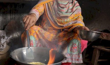 গ্যাস নেই, বিদ্যুৎ নেই—অন্ধকারে বাংলাদেশ: গভীর রাতে রান্না করছেন মানুষ