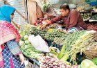 দেশে সংসার চালাতে হিমশিম পরিবার, ঋণ বাড়ার পেছনে বাজারের আগুন