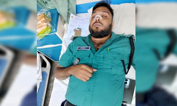 দেশে  ২১ মাসে হামলায় আহত ১,০৪৩ পুলিশ সদস্য, দায়িত্ব পালনে বাড়ছে ঝুঁকি